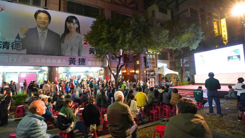 people-gathered-to-watch-the-election-result-in-koahsiung-822x463