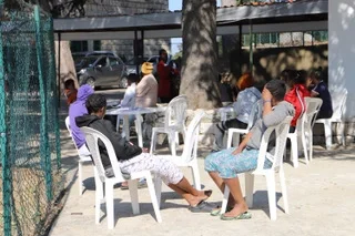 Eine Gruppe von Migrantinnen und Migranten vor einer Schutzunterkunft in Sin el-Fil, Beirut, Libanon.