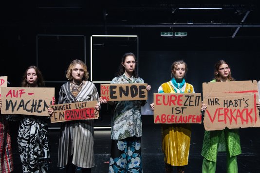 Theater mit Bewusstsein und Gewissen  -wie geht das? Hier die Inszenierung  „Ist mein Mikro an“ von Daniela Kranz am Residenztheater München.