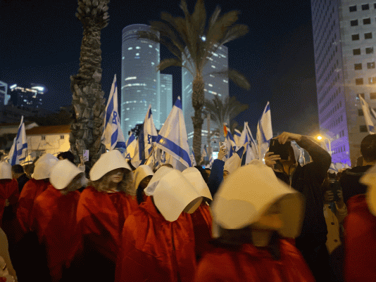 Frauen in Handmaid\'s Tale-Kostümen bei Protesten gegen die Justizreform in Tel Aviv im Februar 2023.