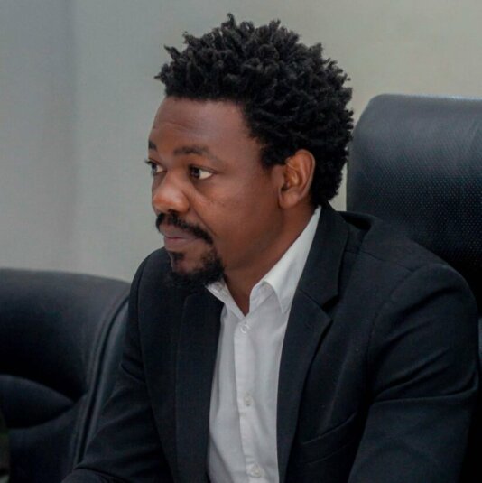 YAS-Exekutivdirektor Charles Kajoloweka während eines Vortrags auf der 77. ordentlichen Tagung der Afrikanischen Kommission für Menschenrechte und Rechte der Völker über die Menschenrechtslage in Afrika.