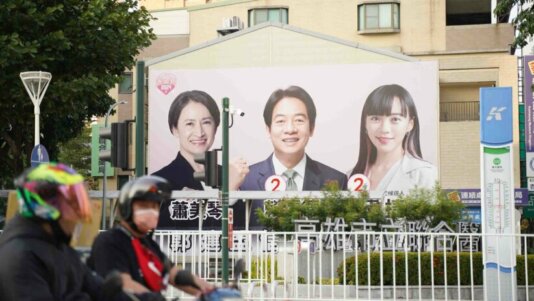 China hatte die Wahlen auf der Insel genau verfolgt und bezeichnete sie zuvor als \'eine Wahl zwischen Krieg und Frieden\'. Das Büro für Taiwan-Angelegenheiten, eine Organisation in Festlandchina, erklärte, das Ergebnis entspreche nicht der allgemeinen Meinung und das Büro sei \'entschieden gegen die Unabhängigkeit Taiwans\'. China hatte die Wahlen auf der Insel genau verfolgt und bezeichnete sie zuvor als \'eine Wahl zwischen Krieg und Frieden\'. Das Büro für Taiwan-Angelegenheiten, eine Organisation in Festlandchina, erklärte, das Ergebnis entspreche nicht der allgemeinen Meinung und das Büro sei \'entschieden gegen die Unabhängigkeit Taiwans\'.